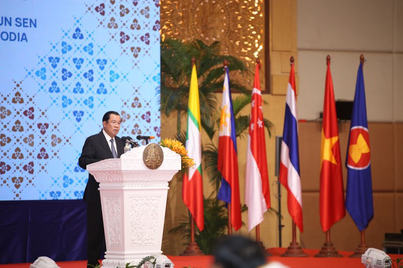 8月3日，柬埔寨首相洪森在首都金边举行的东协外长会议上发言。（新华社）(photo:UDN)