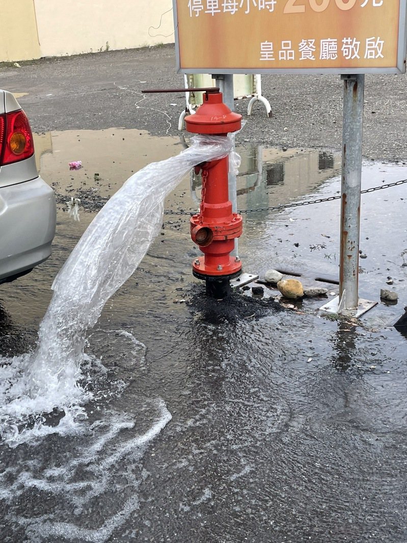嘉義市區自來水傳出現怪味，水公司緊急將區域內40多支消防栓打開加快排水。圖／民眾提供