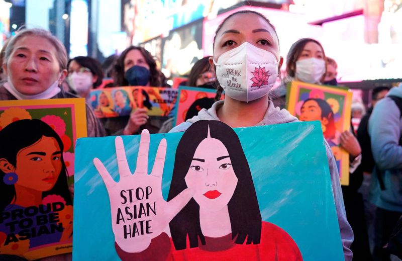 亞裔人士3月16日在紐約時報廣場抗議仇亞犯罪日益猖獗，要求停止仇恨亞裔。法新社