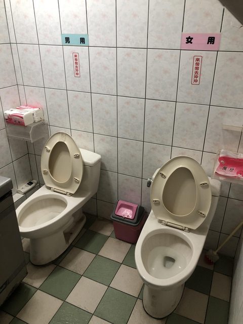有網友在麵店吃飯要去上廁所時，竟發現一間廁所裡面有兩個馬桶，於是拍下來分享給網友們。圖／PTT