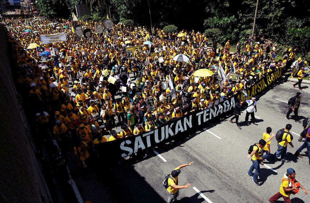2016年，要求時任首相納吉辭職下台的淨選盟（Bersih）遊行。 圖／路透社