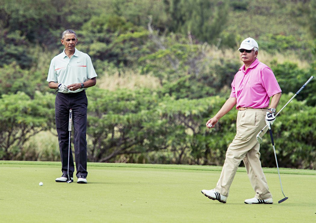 2014年，和美國總統歐巴馬一起打高爾夫球的納吉。 圖／法新社