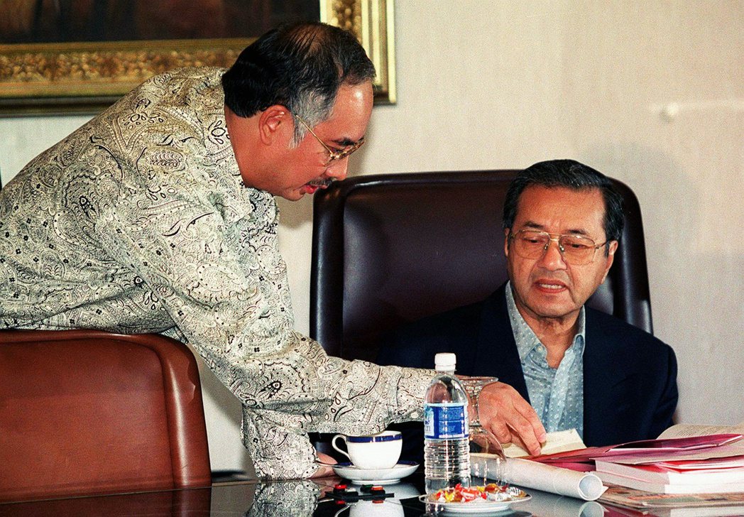 1998年，時任教育部長納吉與時任首相馬哈迪。 圖／路透社
