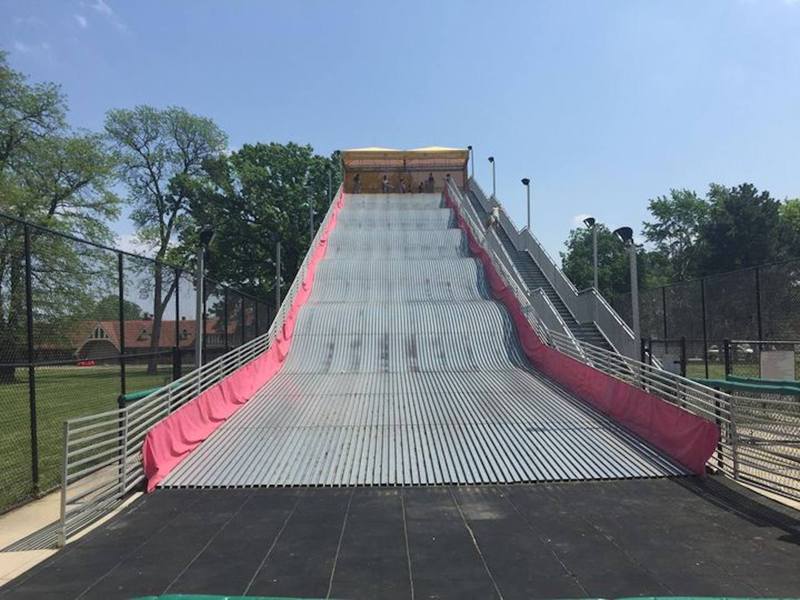 美國貝爾島公園的波浪型「巨型滑梯」深受歡迎，長約12米，有5個波幅，總共有6條滑道，只允許身高在1.2米或以上的遊客使用，而每滑一次則需要1美元。「Belle Isle Park - Michigan」facebook圖片