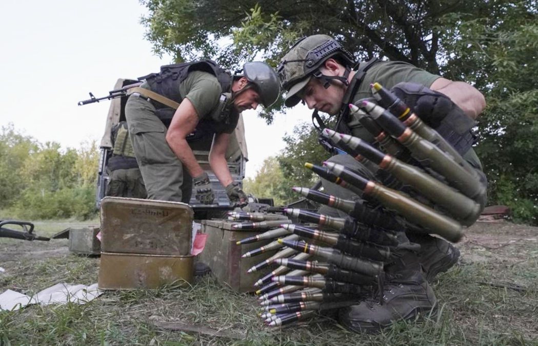 8月24日，哈爾科夫地區的烏克蘭士兵正在裝備武器，預備向俄軍陣地開火。 圖／美聯...