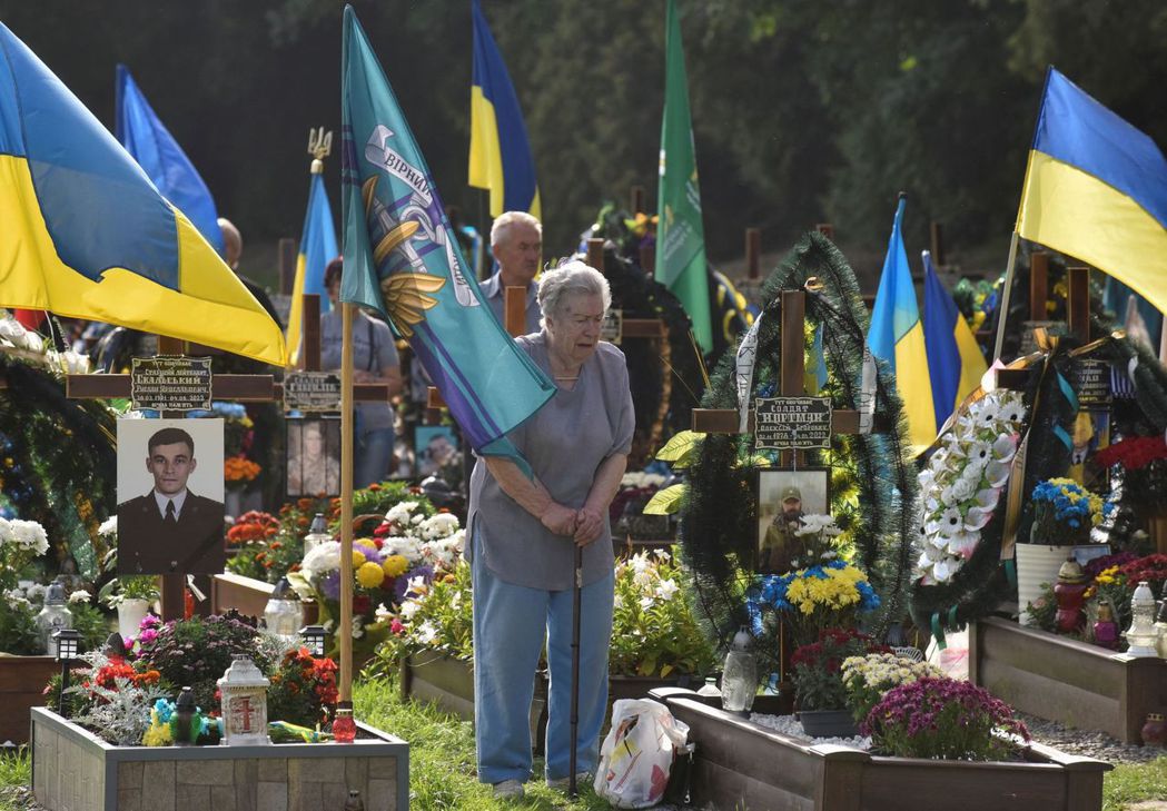 在墓園中哀悼陣亡烏克蘭將士的家屬。 圖／路透社　