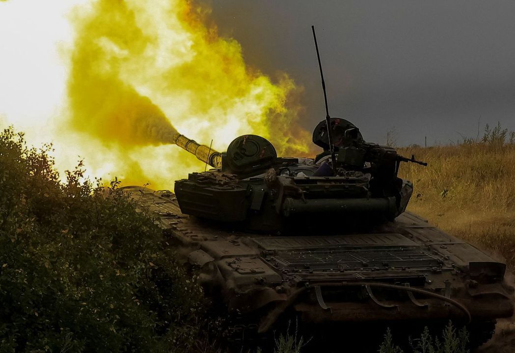 8月12日在頓內次克地區，朝著俄軍開火的烏克蘭坦克。 圖／路透社　