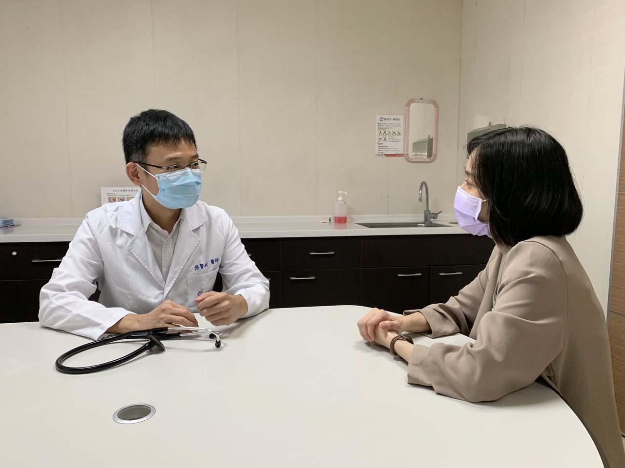 醫師張賢政（左）今年5月確診，居隔期間仍照忙防疫工作、關心病人狀況。記者林佳彣／攝影