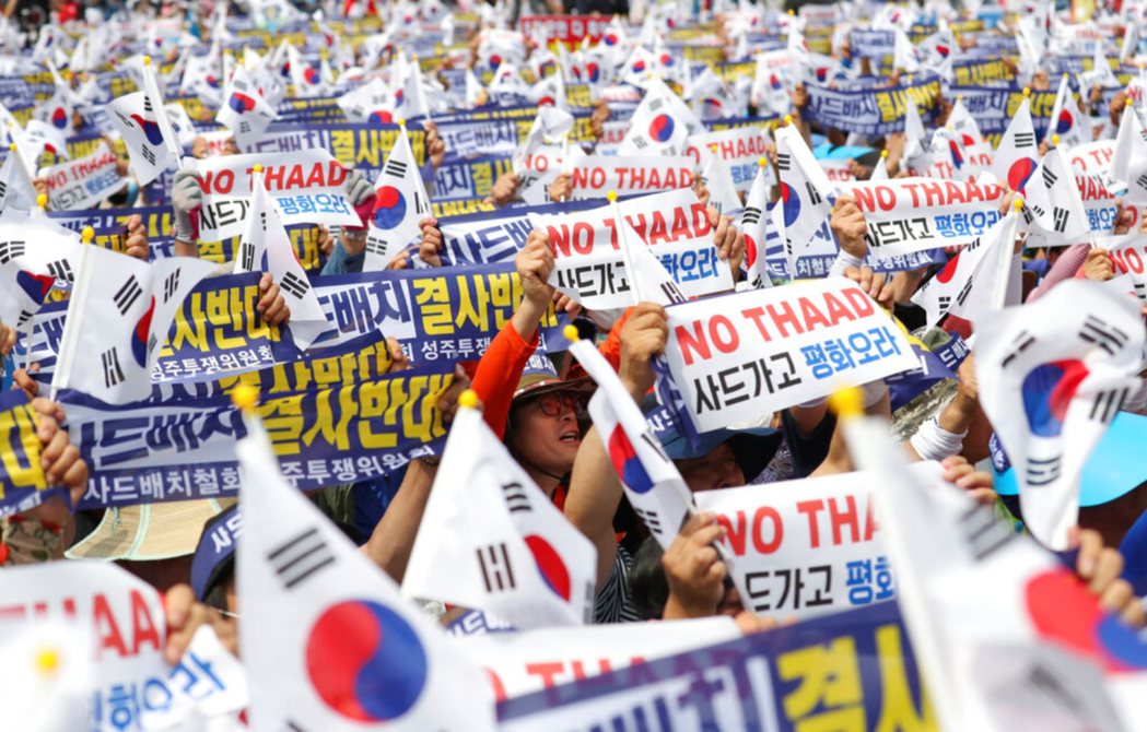 2016年7月21日，南韓民眾對美國的導彈防禦系統（THAAD）表示抗議。 圖／...