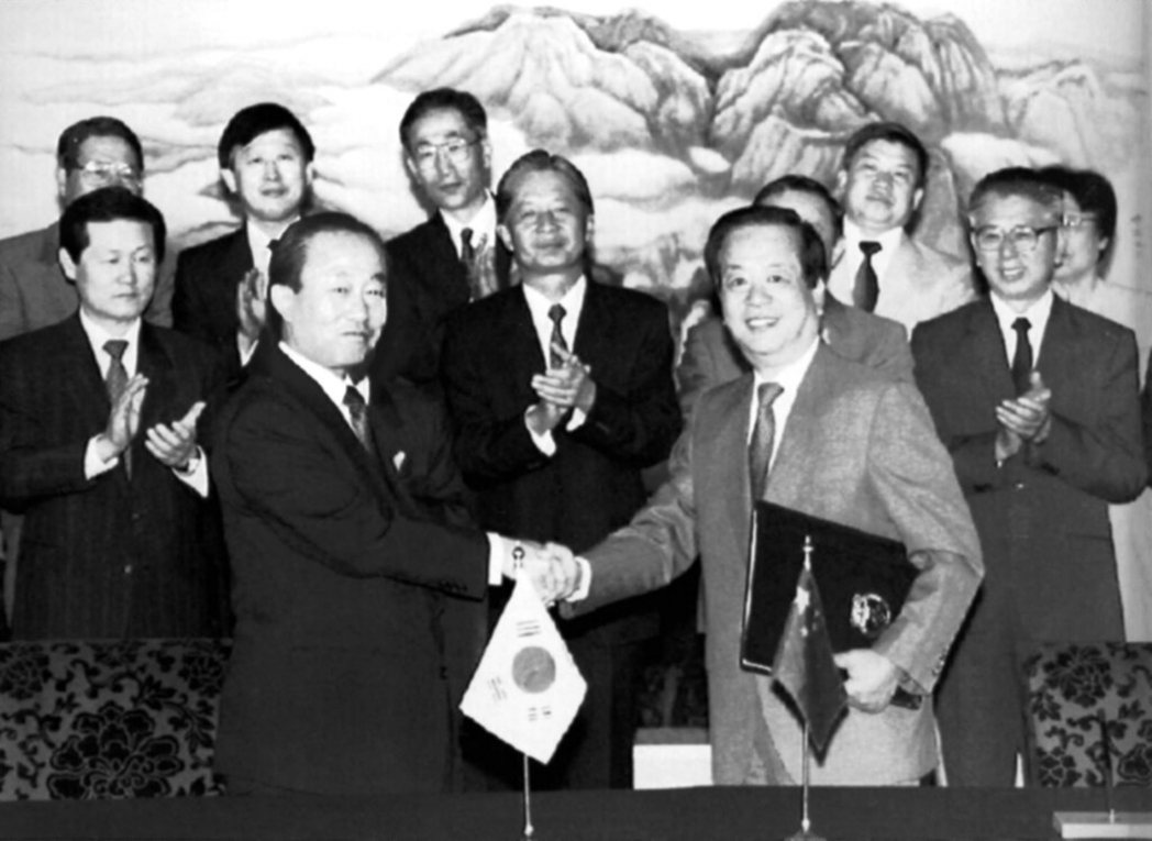 1992年8月24日，時任南韓外長李相玉（左）與中國外長錢其琛（右），在北京釣魚...