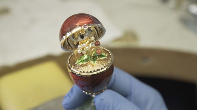 Fabergé限量版鮮花彩蛋作品製作過程。圖／費伯奇提供