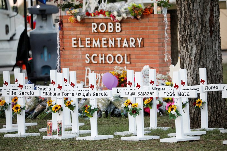 美國德州烏瓦德市羅伯小學5月發生槍擊慘案，學區警局局長阿瑞唐多被控執意等待特警隊，讓受困師生在致命環境足足待上超過1個鐘頭，在事件屆滿三個月時遭到開除。資料照片。路透