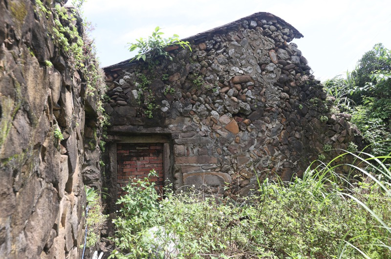卯澳漁村保存下來的石頭屋，許多仍矻立在荒煙蔓草中。記者杜建重／攝影