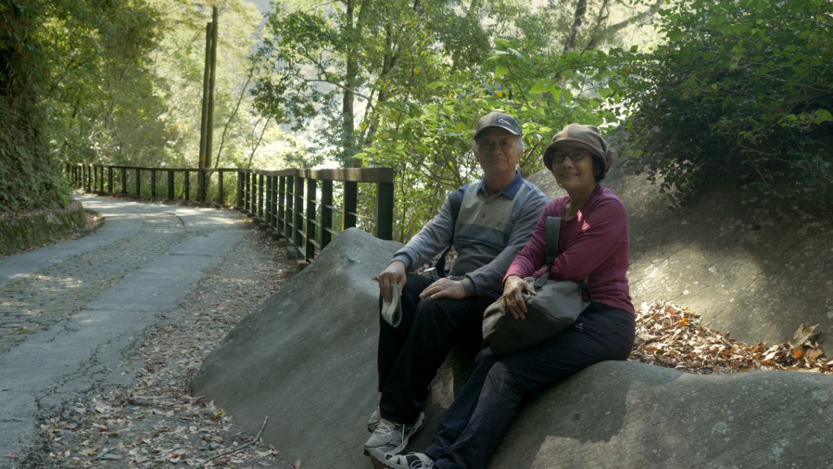 吳晟和妻子莊芳重回年少時曾造訪過的濁水溪畔大石，拍攝還原照片。圖／目宿媒體提供