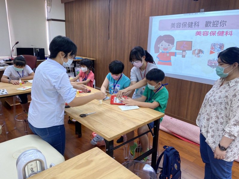 暑假步尾聲，台南柳營敏惠醫專與南市救國團辦兒童暑期成長營，學童收穫多。圖／敏惠醫專提供
