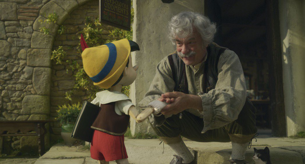 金獎影帝湯姆漢克斯(右)扮演「木偶奇遇記」老木匠。圖／Disney+提供