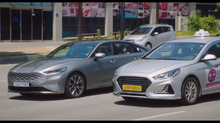 圖左車輛為Kia K8，圖右計程車則為第七代小改款的Hyundai Sonata...
