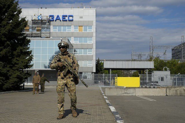 乌克兰：2022年5月1日，一名俄军士兵在扎波罗热核电站范围内戒备。 美联社(photo:UDN)
