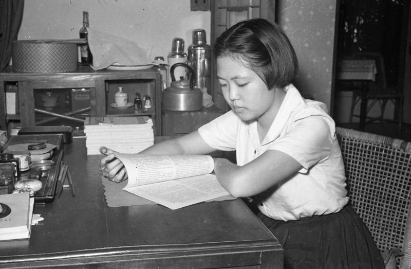 1954年8月26日，在台灣大學、師範學院、農學院、工學院聯合招生中，成績榮得第一名的賈士衡是考試院院長賈景德的孫女。圖／聯合報系資料照片
