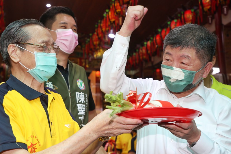 國民黨參選人蔣萬安、台北市副市長黃珊珊近期頻就「疫苗黑箱」，對陳時中（右）發動攻勢。圖／聯合報系資料照片