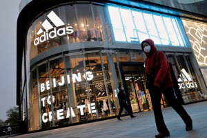 愛迪達（adidas）跟NIKE兩家知名運動品牌在大中華區都遭逢業績重挫，一般認為與新疆棉事件有關。圖為adidas在北京一處購物中心的門市。路透