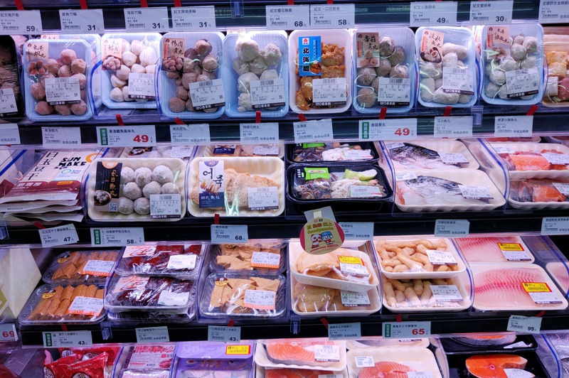 超市賣場的肉類、海鮮及加工食品，標配就是保麗龍或塑膠盤包上保鮮膜。記者蔡容喬／攝影