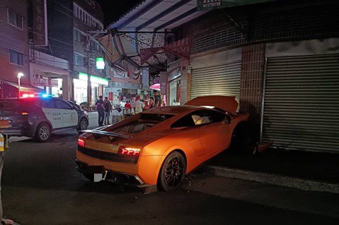 影／Lamborghini深夜撞民宅車頭全毀　駕駛竟不等警察到場淡定進超商