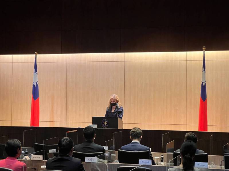 來訪台灣的美國共和黨參議員布萊克本（Marsha Blackburn）今在外交學院演說時指出，有注意到台灣提高國防預算，在中國的侵略下，軍事防衛能力是維持區域安全的關鍵。圖／外交部提供