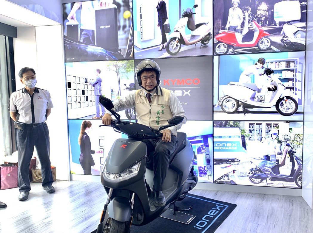 台南市長黃偉哲，試坐IONEX電動機車，品質掛保證、親自行銷！ 黃啟銘/攝影。