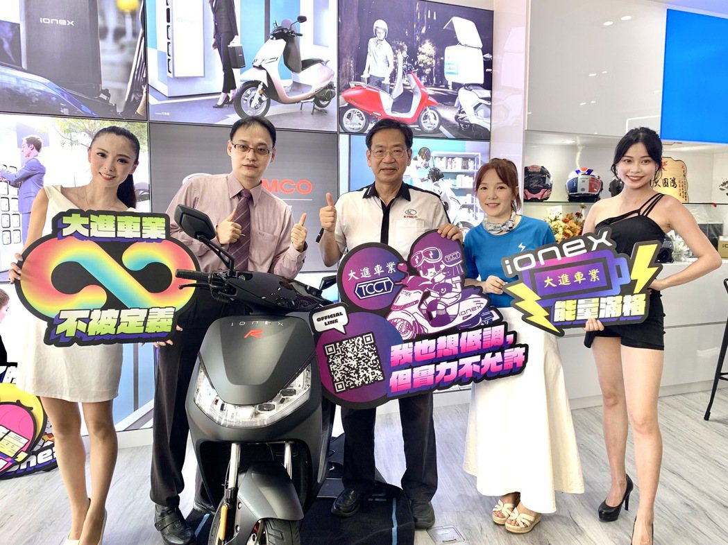光陽執行長柯俊斌（右三）看好與大進車業的合作，這也是光陽IONEX電動車在台南市...
