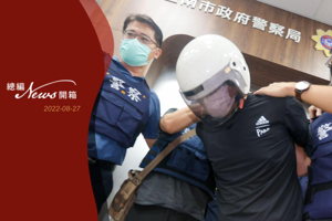 台南爆發外役監逃逸犯人殺警案件，圖為兇嫌在新竹落網時，警方押解過程。圖／聯合報系資料照片