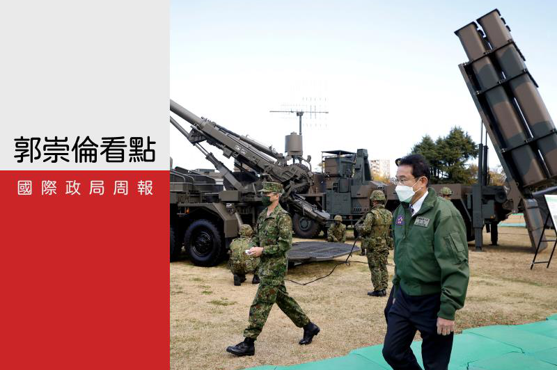 日本考慮部署1000枚以上的遠程巡弋飛彈，射程恐延伸至中國大陸沿岸。圖為日相岸田文雄去年11月檢閱自衛隊19式155毫米輪式自行榴彈砲和12式反艦導彈。路透