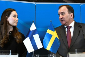馬林（左）曾表示，「我的性別總是先被提起，因為我是年輕女性。我希望有天這不再是問題...我不比一位中年男人好，也不會比他差」。圖右為2020年瑞典時任首相勒文。路透