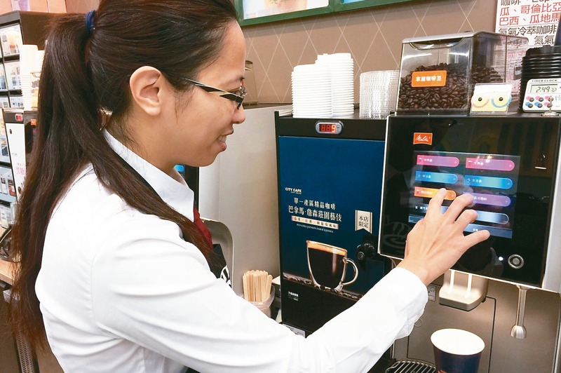 現煮咖啡是超商、超市的「帶路雞」，能刺激多次消費，增加3成業績。 圖／統一超商提供