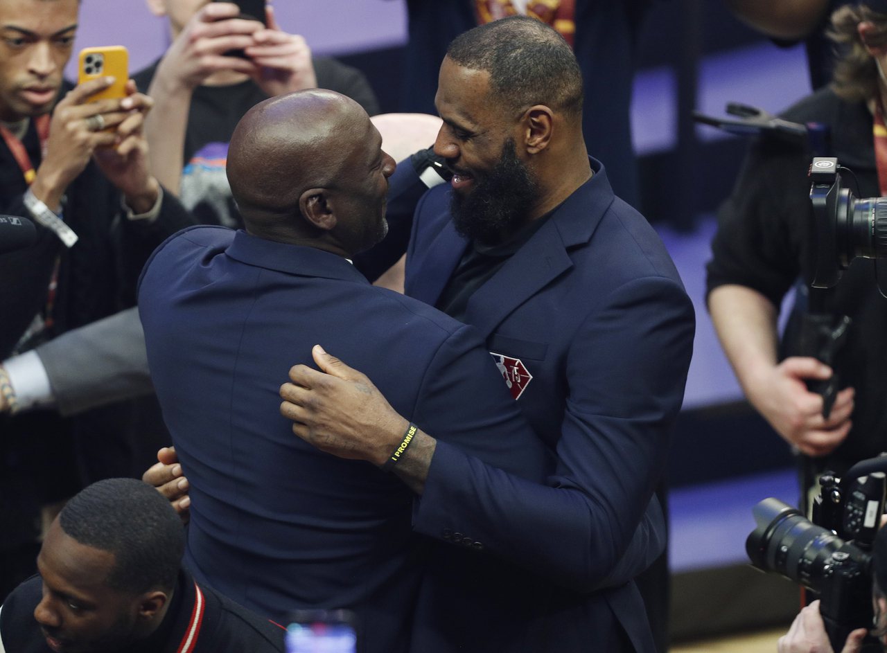 喬丹(左)和詹姆斯(右)誰才是史上最偉大的NBA球員？這是一個已經爭論已久的話題，兩人各有龐大的支持者。 歐新社資料照片