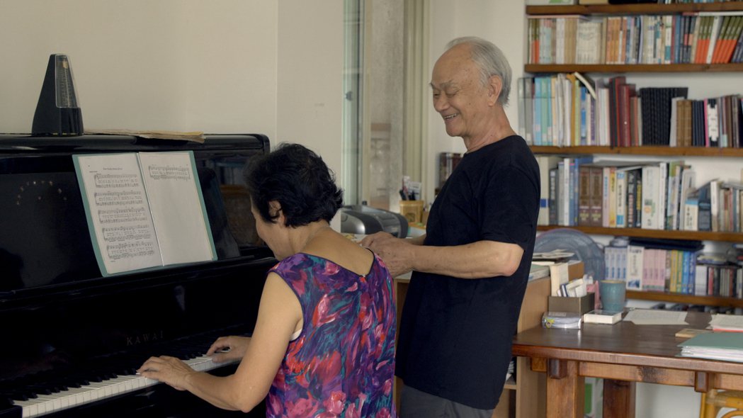音樂素養極佳的莊芳華(左)彈奏鋼琴，與丈夫吳晟一同吟唱詩歌。圖／目宿媒體提供