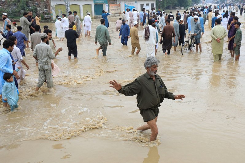 巴基斯坦自6月以來，雨季帶來的豪雨在大部分地區引發暴洪，已造成近1000人死亡、上千人受傷和3300多萬人流離失所。（路透） 路透社