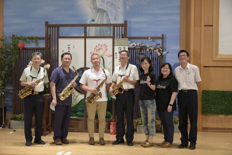 嘉義大林慈濟醫院的醫護同仁組成「薩有其事」樂團帶來精彩的國台英日語歌曲薩克斯風演奏，讓病友、家屬一起同樂。圖／大林慈濟醫院提供