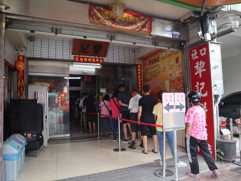 台中神岡區知名的社口犁記餅店，今天有排隊人潮。記者游振昇／攝影