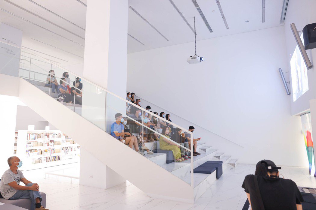 屏東縣立圖書總館的三樓提供了讓聽眾同步聆聽演講的另一舒適時尚空間。圖 / 屏東縣...