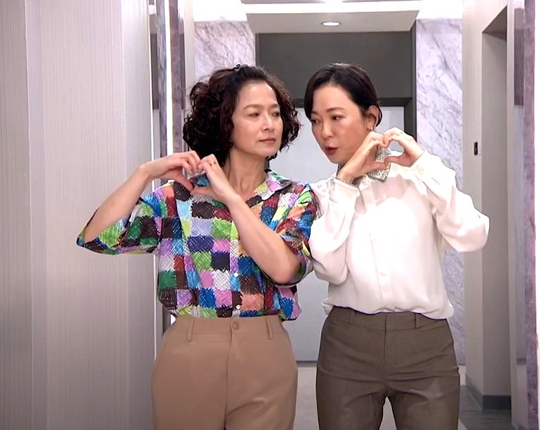 況明潔(左)、謝瓊煖演出「門當互懟愛上你」是中年閨蜜又是對門鄰居。圖／三立提供