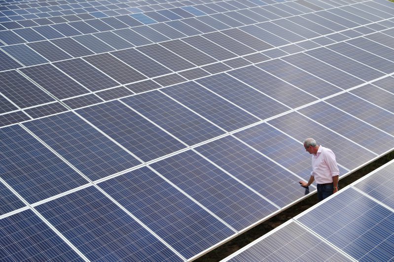 為舒緩中小企業「綠電荒」，財政部國產署所推的國有地「太陽光電標租」。（路透）
