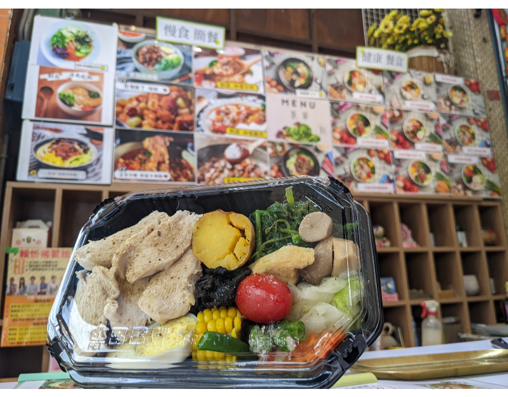 高雄岡山「神農架」有煲湯、鮮蔬湯麵及咖哩燴飯等品項，其中健康餐盒最受顧客青睞。 ...