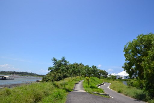 台南市鹽水溪出海口有美麗單車道，適合親子活動。 記者鄭惠仁／攝影