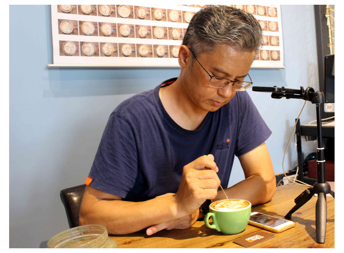 54歲陳明雄從小愛畫畫，用咖啡作畫讓他一炮而紅，7年間已畫了近萬杯咖啡畫。 記者...