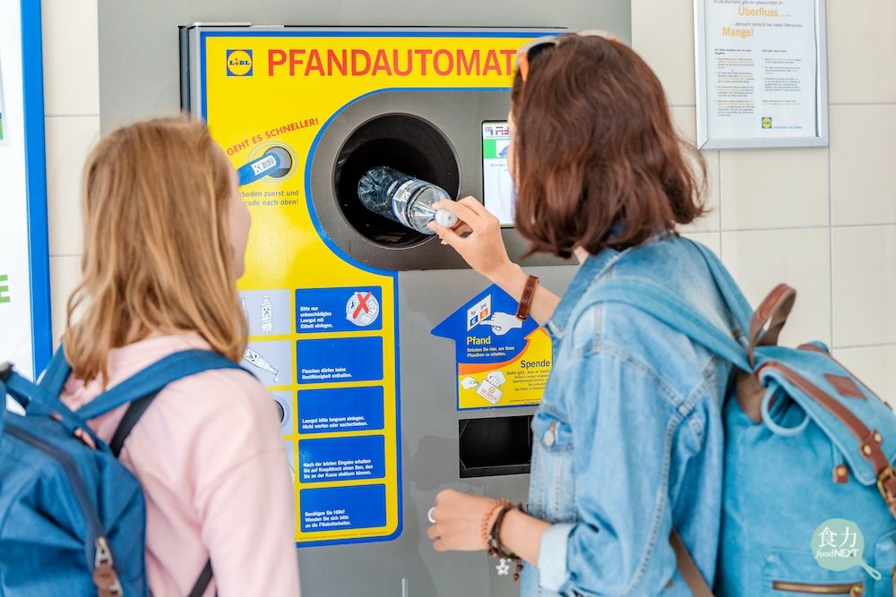 在德國的超市中都設有空瓶自動回收機，只要消費者將完整空瓶回收投入機器中，就可憑收...