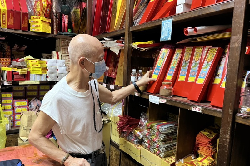 台北萬華的老明玉香鋪創立超過百年，第三代老闆黃條原仍堅持只用天然中藥製作香。記者徐偉真／攝影