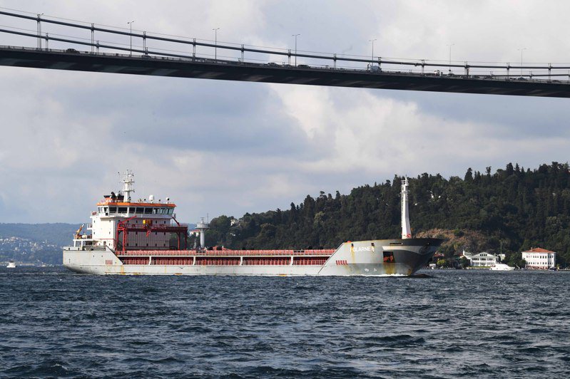 土耳其10月7日起调高船只通行费，图为来自乌克兰第二批谷物运输船7日通过博斯普鲁斯海崃。新华社(photo:UDN)