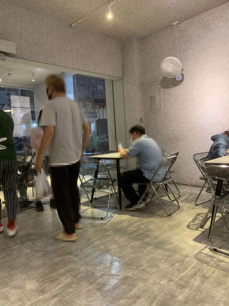 一名網友因店內客人獨自坐大桌，拍照公審對方，反遭網友嗆「管太多」。圖擷自臉書「爆怨公社」