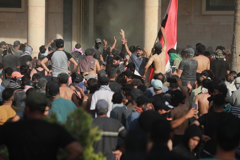伊拉克什叶派教士萨德（Moqtada Sadr）宣布引退，其支持者冲进巴格达政府大楼，与反对什叶派团体和安全部队发生冲突，造成至少17死百人伤。欧新社(photo:UDN)